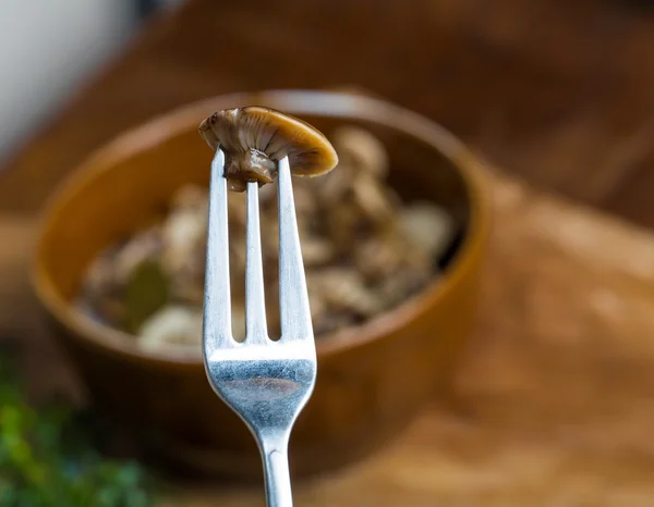 Marinierter Honigpilz in brauner Schüssel auf Holztisch. — Stockfoto