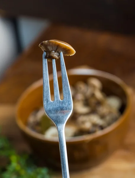 Marinierter Honigpilz in brauner Schüssel auf Holztisch. — Stockfoto