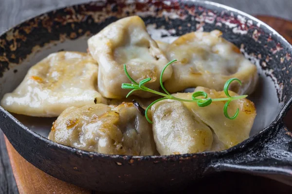 Pierogi (dumplings met zuurkool en champignons) — Stockfoto