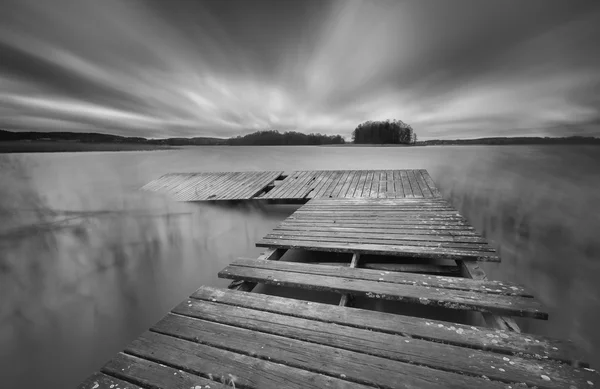 Lago com molhe. paisagem de exposição longa — Fotografia de Stock