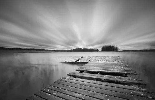 Озеро з дріб'язковим. довгий експозиційний пейзаж — стокове фото