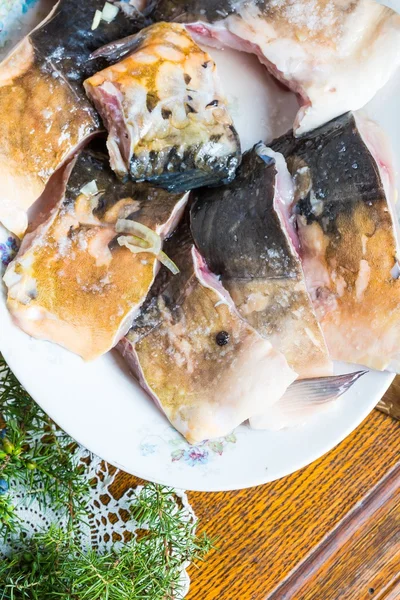 Bitar av karp fisk i marinad redo för fryin — Stockfoto