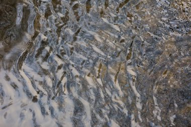 Dalgaların yüzeyle Nehri