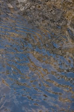 Dalgaların yüzeyle Nehri