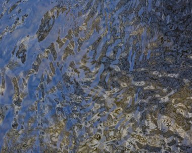 Dalgaların yüzeyle Nehri