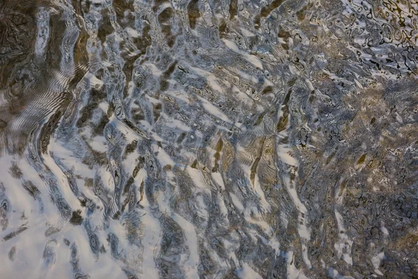 Dalgaların yüzeyle Nehri