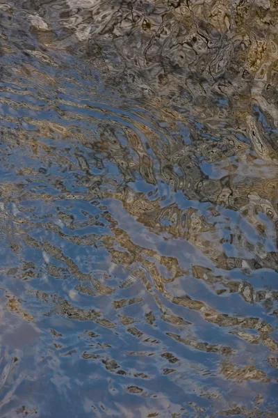 Dalgaların yüzeyle Nehri