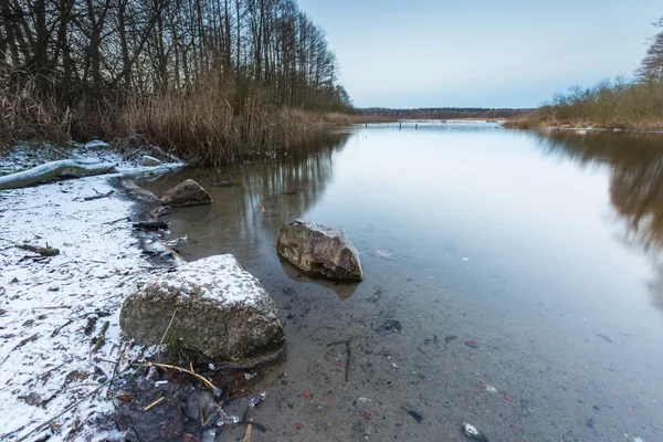 Río de invierno en el bosque — Foto de Stock