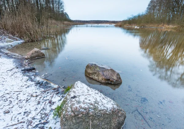 Río de invierno en el bosque — Foto de Stock