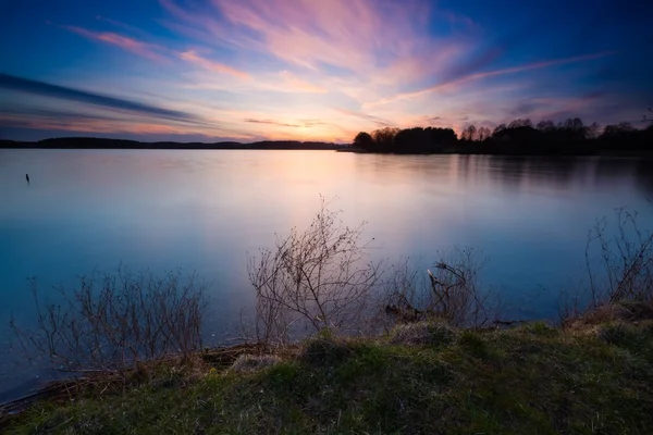 Красивый закат над спокойным озером — стоковое фото