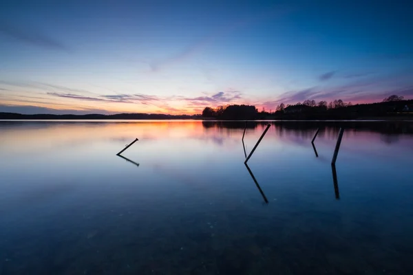 잔잔 한 호수 위로 아름다운 일몰 광경 — 스톡 사진