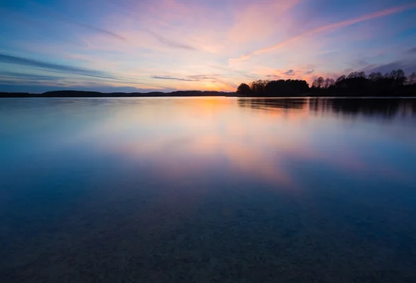 穏やかな湖の上に美しい夕日 — ストック写真