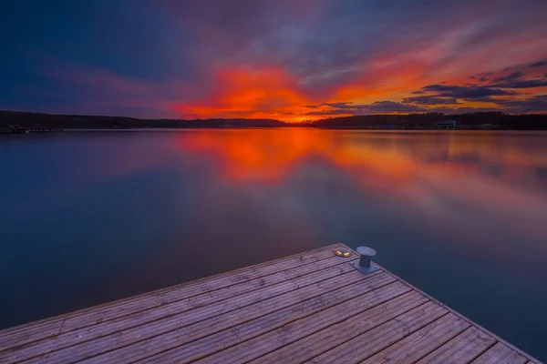 Гарне озеро з пірсу — стокове фото