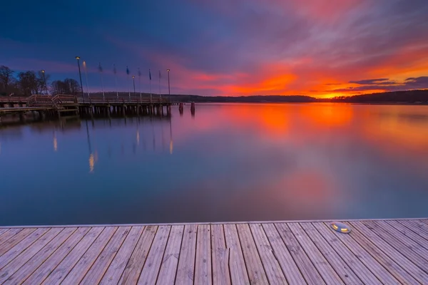 Πανέμορφη λίμνη με τα pier — Φωτογραφία Αρχείου