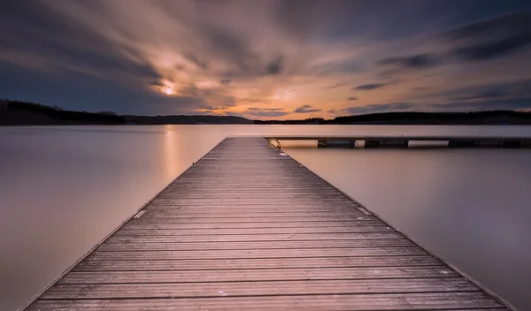 Lake canlı gün batımı ile — Stok fotoğraf