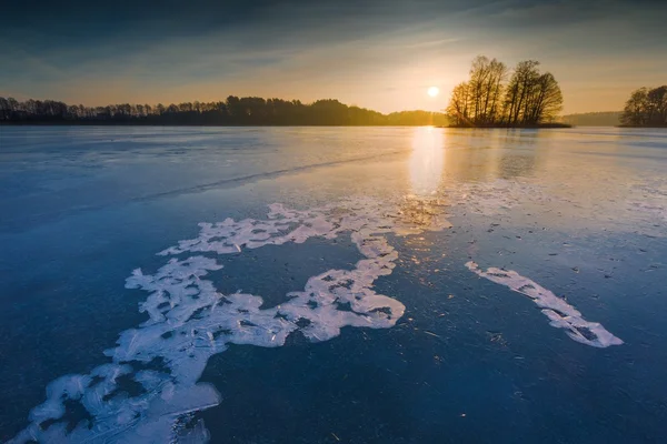 Mooie bevroren meer — Stockfoto