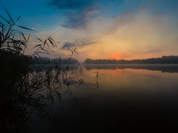 Mystic východ slunce nad jezerem — Stock fotografie