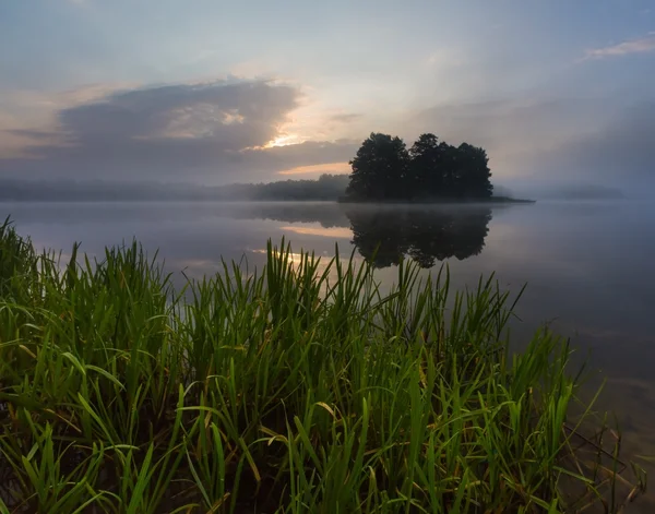 Nascer do sol místico sobre o lago — Fotografia de Stock