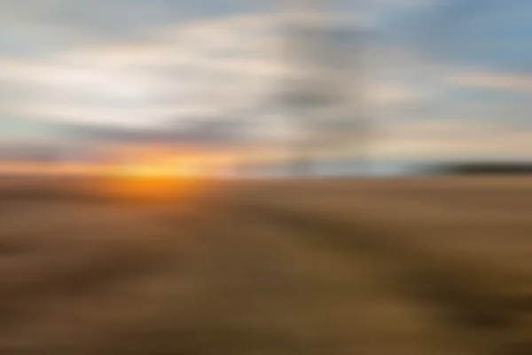 Pôr do sol sobre a paisagem campo — Fotografia de Stock