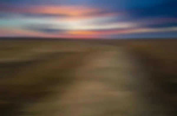 Ηλιοβασίλεμα πάνω από το πεδίο τοπίο — Φωτογραφία Αρχείου