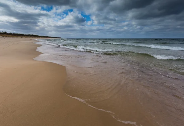 Sandiga stranden vid havet — Stockfoto