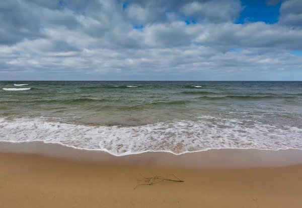 Sandiga stranden vid havet — Stockfoto