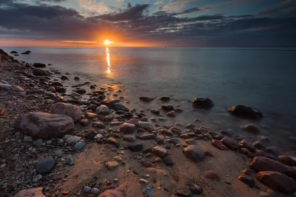 Rocky shore of sea. Long exposure seascape. — Stock Photo, Image