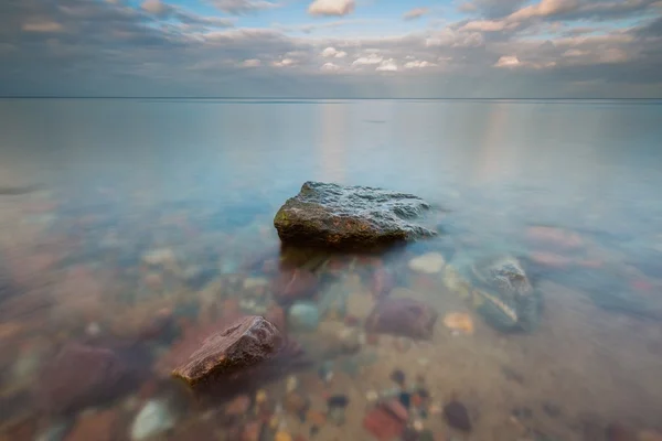 多岩石的海岸的海。长时间曝光海景. — 图库照片