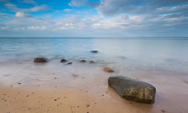 ROTSENSTRANDEN van zee. Lange blootstelling zeegezicht. — Stockfoto