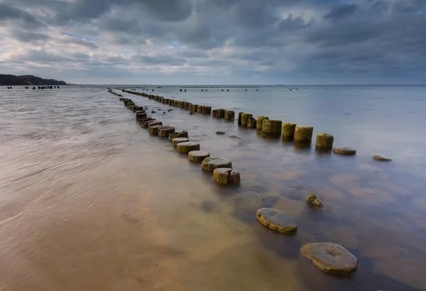 Sandiga stranden av Östersjön och torpedownia nära Gdynia. — Stockfoto