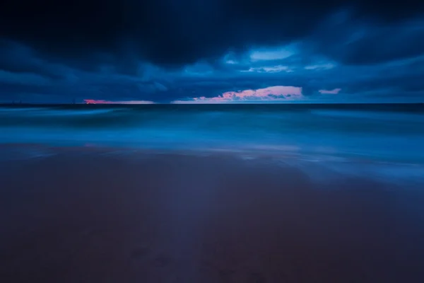 Mörka Östersjöns strand landskap. Lång exponering Foto. — Stockfoto