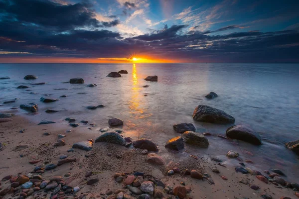Rotsachtige kust bij zonsopgang. Prachtig zeegezicht — Stockfoto