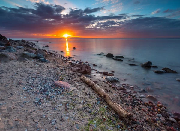 Rocky havsstranden vid soluppgången. Vackra marinmålning — Stockfoto