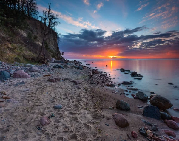 Cliff na břehu moře na východ slunce. Baltské moře dlouhé expozice fotografie — Stock fotografie