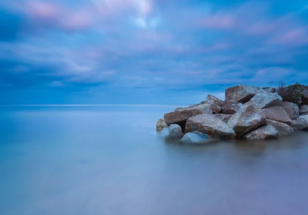 Beau paysage marin avec brise-lames pierreux. Photo longue exposition . — Photo