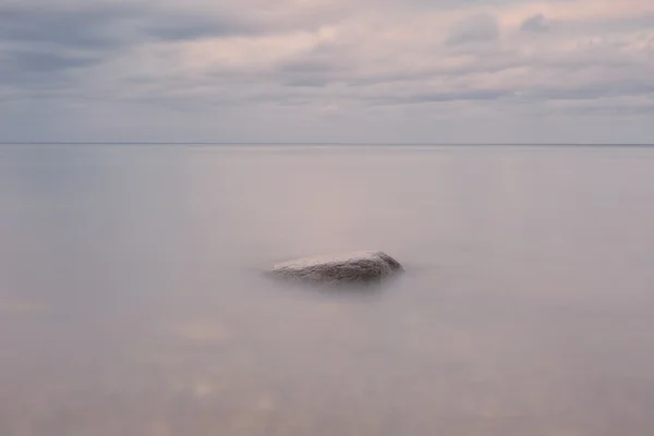 Kamenné moře pobřeží na východ slunce. Krásná krajina — Stock fotografie