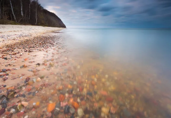Litorale roccioso all'alba. Bellissimo paesaggio marino — Foto Stock