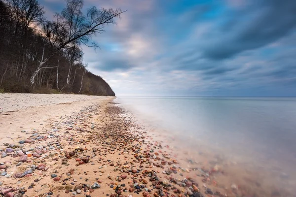 Rotsachtige kust bij zonsopgang. Prachtig zeegezicht — Stockfoto