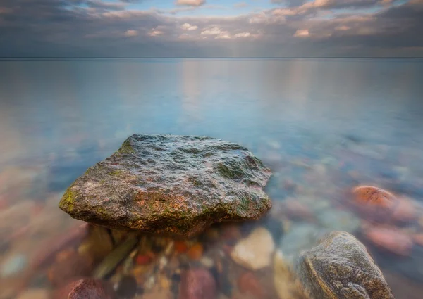 Rocky havsstranden vid soluppgången. Vackra marinmålning — Stockfoto