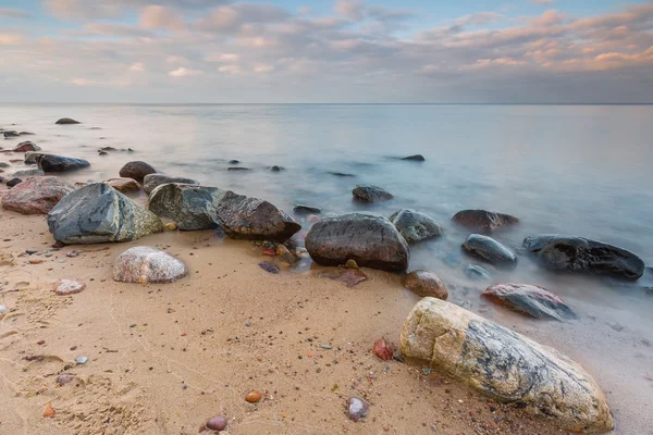 多石的海滨日出。美丽的海景 — 图库照片