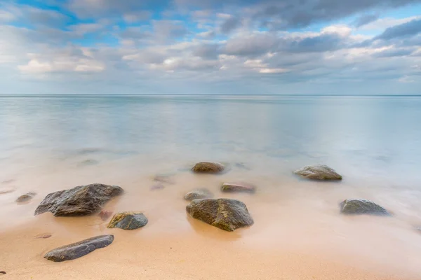 Rotsachtige kust bij zonsopgang. Prachtig zeegezicht — Stockfoto