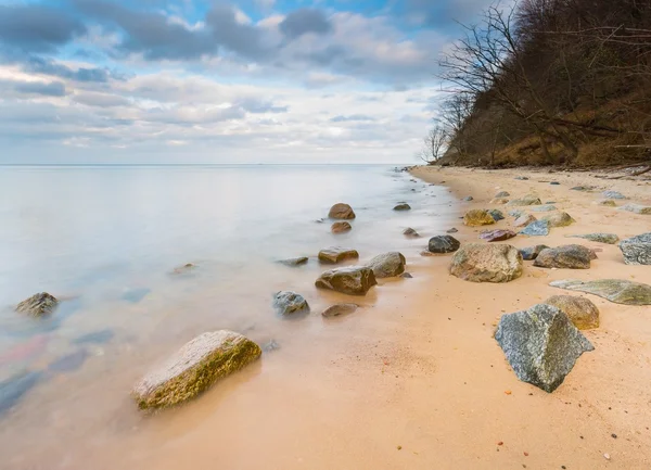 Rocky havsstranden vid soluppgången. Vackra marinmålning — Stockfoto