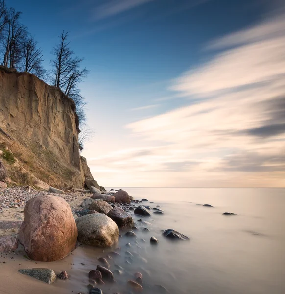 Mooi klif aan zee kust. Lange blootstelling foto — Stockfoto