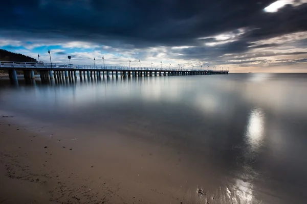 Vacker lång exponering seascape med träbrygga — Stockfoto