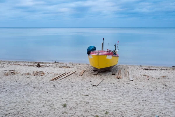 Fiskebåt på stranden. Vackert landskap — Stockfoto