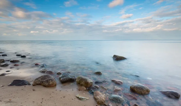 Hermoso paisaje de larga exposición de la orilla del mar rocoso — Foto de Stock