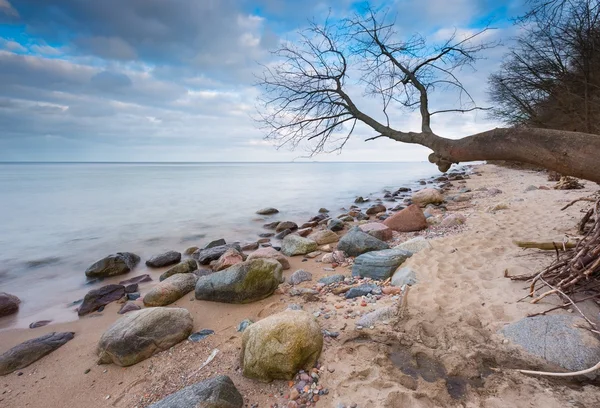 Hermoso paisaje de larga exposición de la orilla del mar rocoso — Foto de Stock