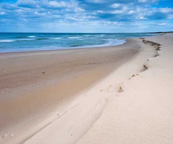 Vacker utsikt över sandstranden Östersjökusten fotograferad på mitt på dagen — Stockfoto