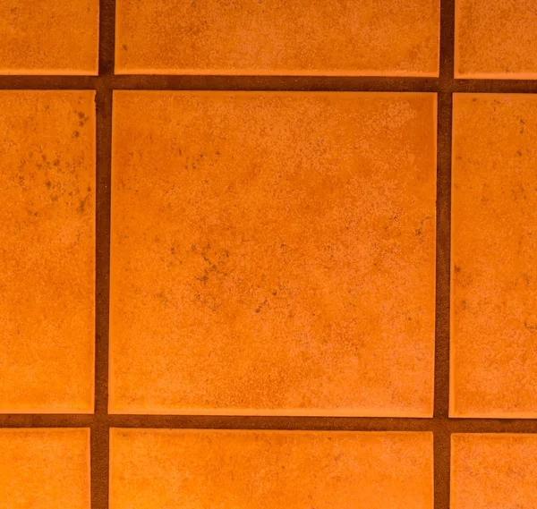 Azulejos de color naranja en la pared — Foto de Stock