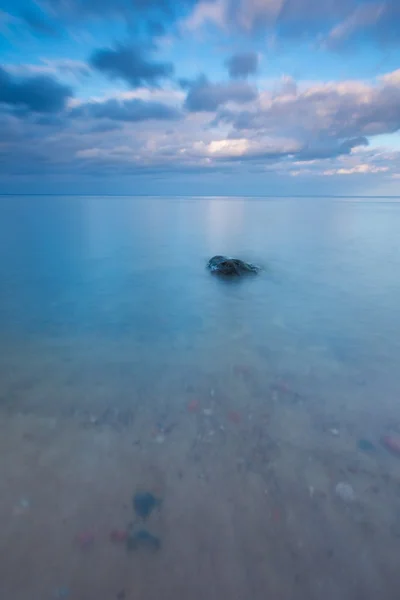 Mooie lange blootstelling landschap van rotsachtige kust — Stockfoto